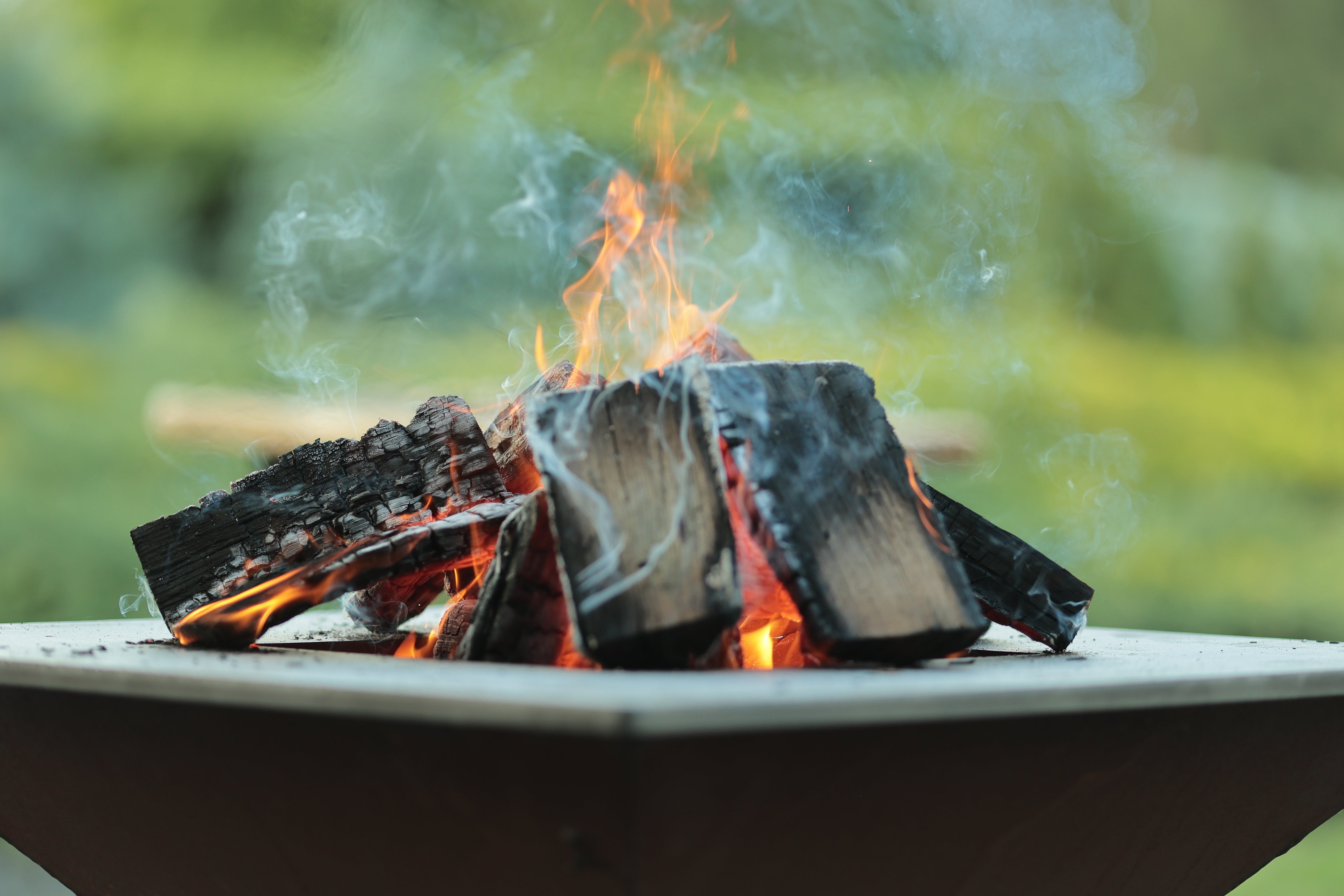 Gratare de gradina pe lemne si carbuni, fixe sau portabile, cu gratar si plancha