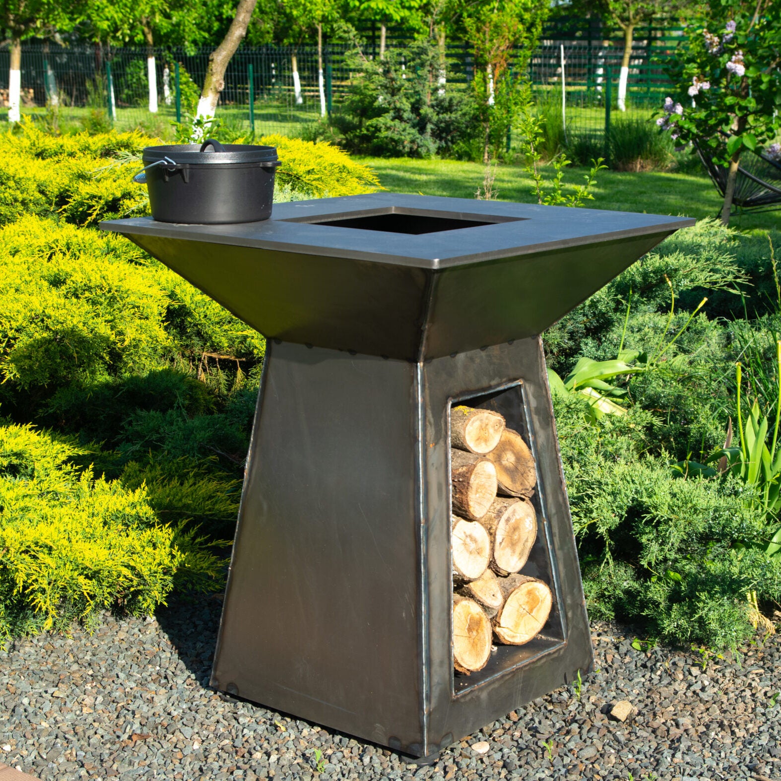 Gratar pe lemne FOC SI PARA din otel, cu design rustic si husa inclusa, ideal pentru curte si terasa