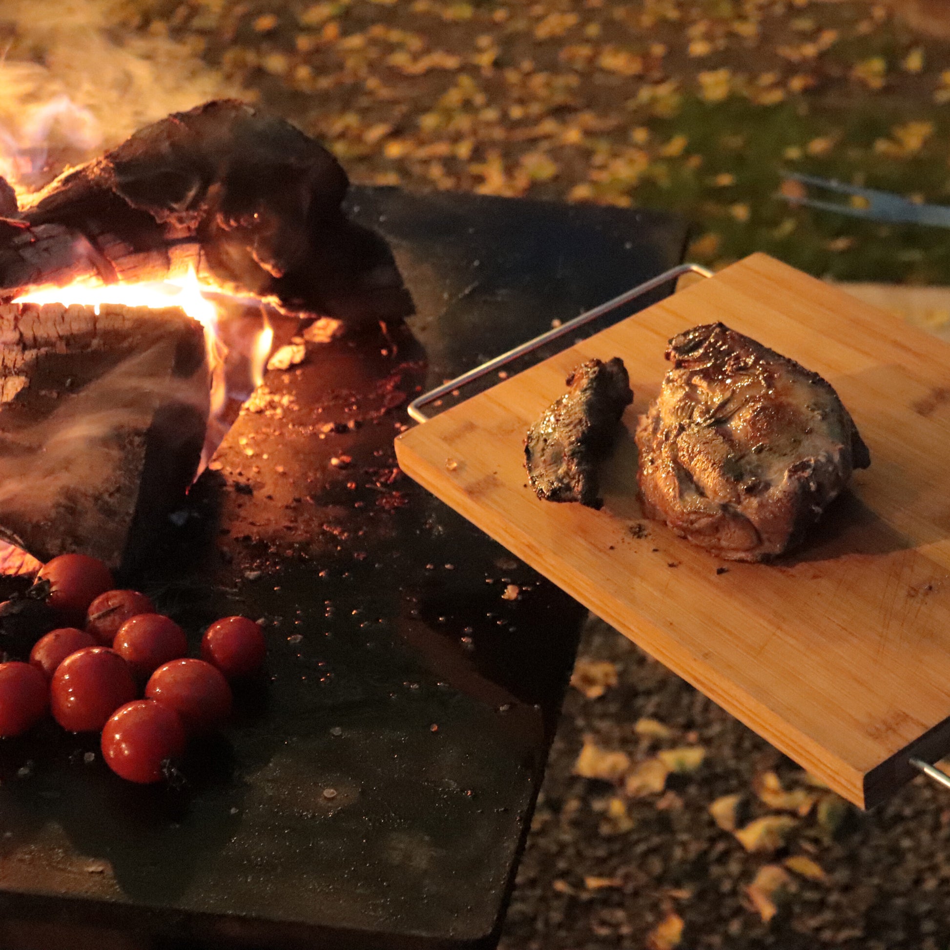 Gratar pe lemne model FOC SI PARA, realizat din otel, ideal pentru gatit si socializare in aer liber, cu husa de protectie inclusa