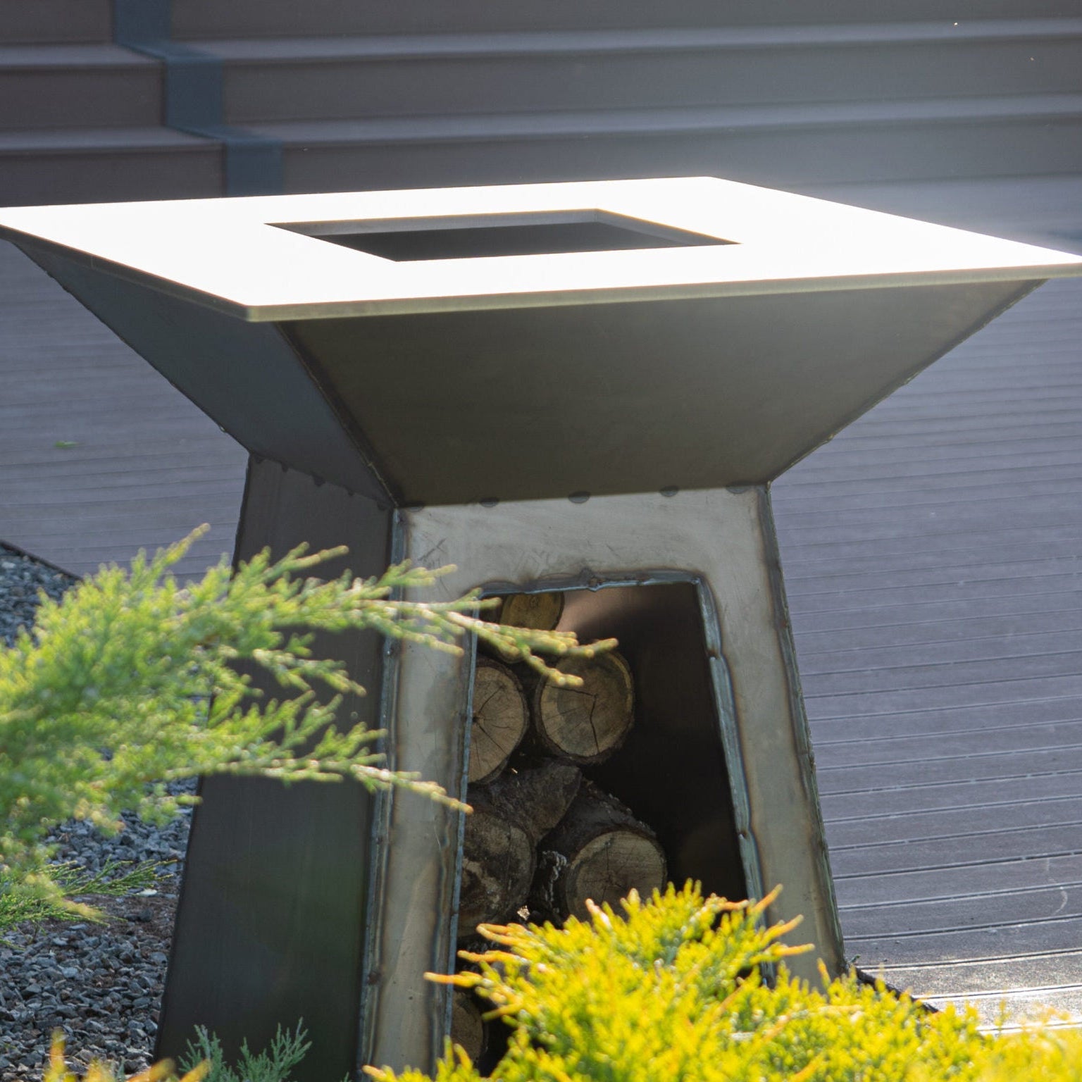 Gratar pe lemne model FOC SI PARA, realizat din otel, ideal pentru gatit si socializare in aer liber, cu husa de protectie inclusa