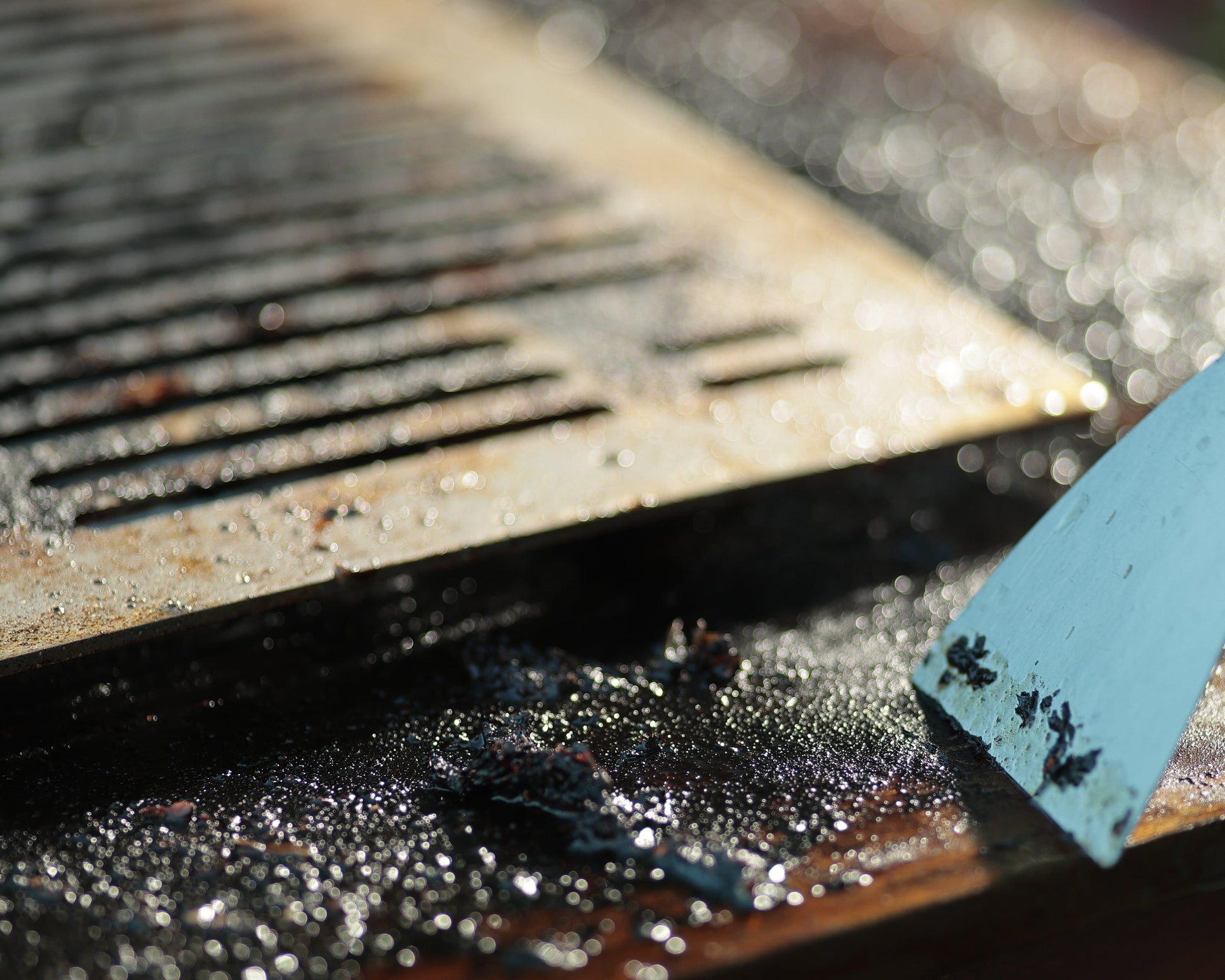 Gratar pe lemne model FOC SI PARA, realizat din otel, ideal pentru gatit si socializare in aer liber, cu husa de protectie inclusa