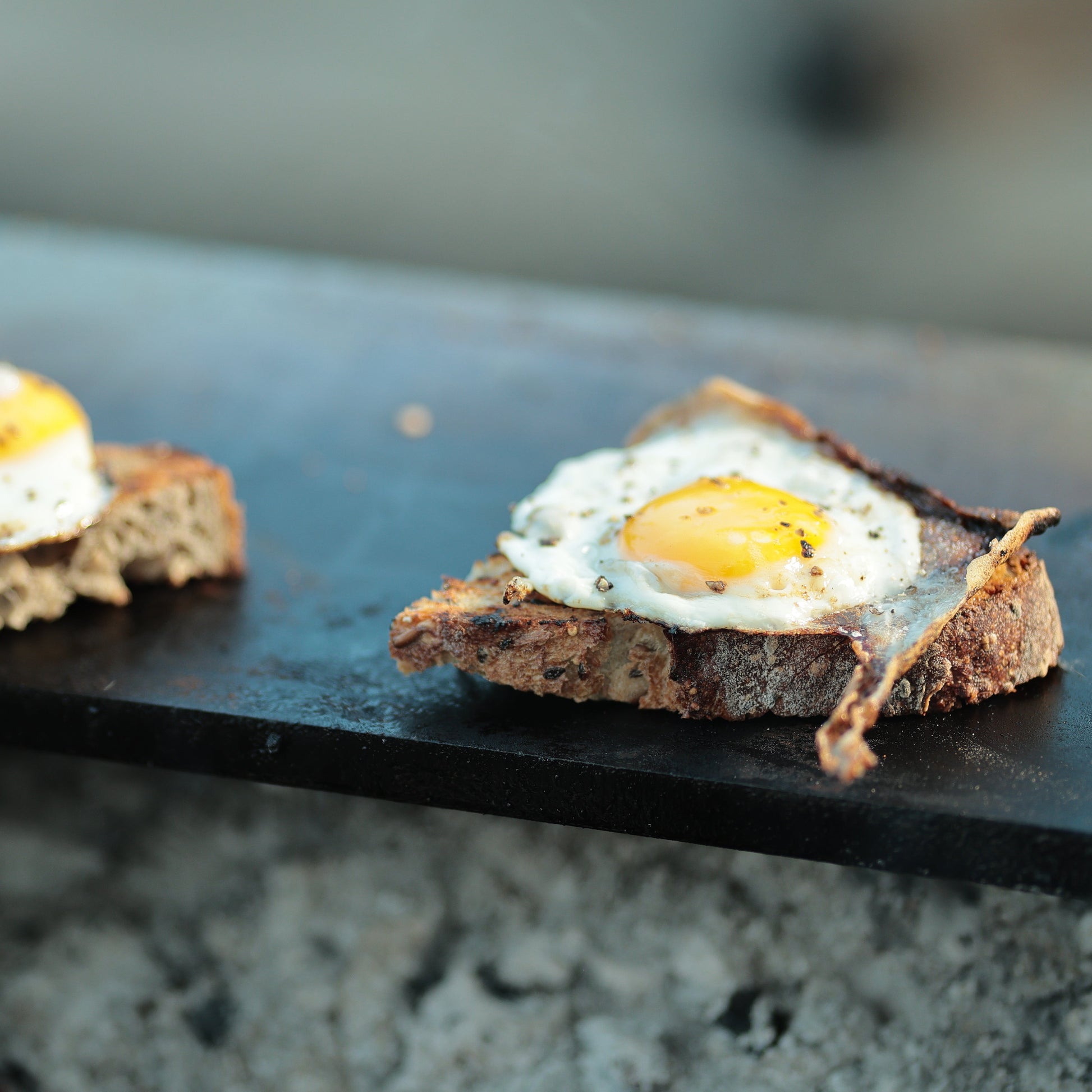 Gratar pe lemne model FOC SI PARA, realizat din otel, ideal pentru gatit si socializare in aer liber, cu husa de protectie inclusa