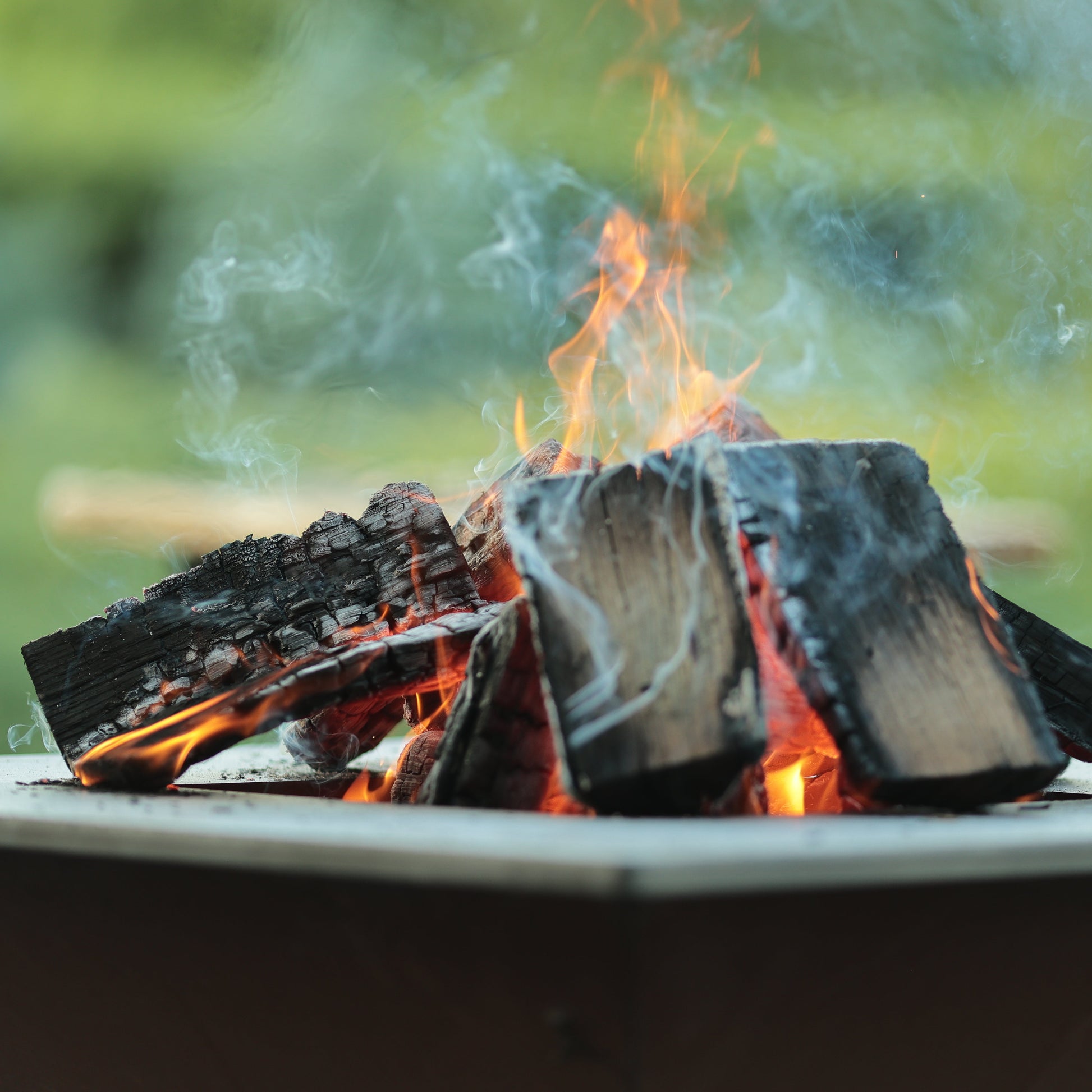 Gratar pe lemne model FOC SI PARA, realizat din otel, ideal pentru gatit si socializare in aer liber, cu husa de protectie inclusa