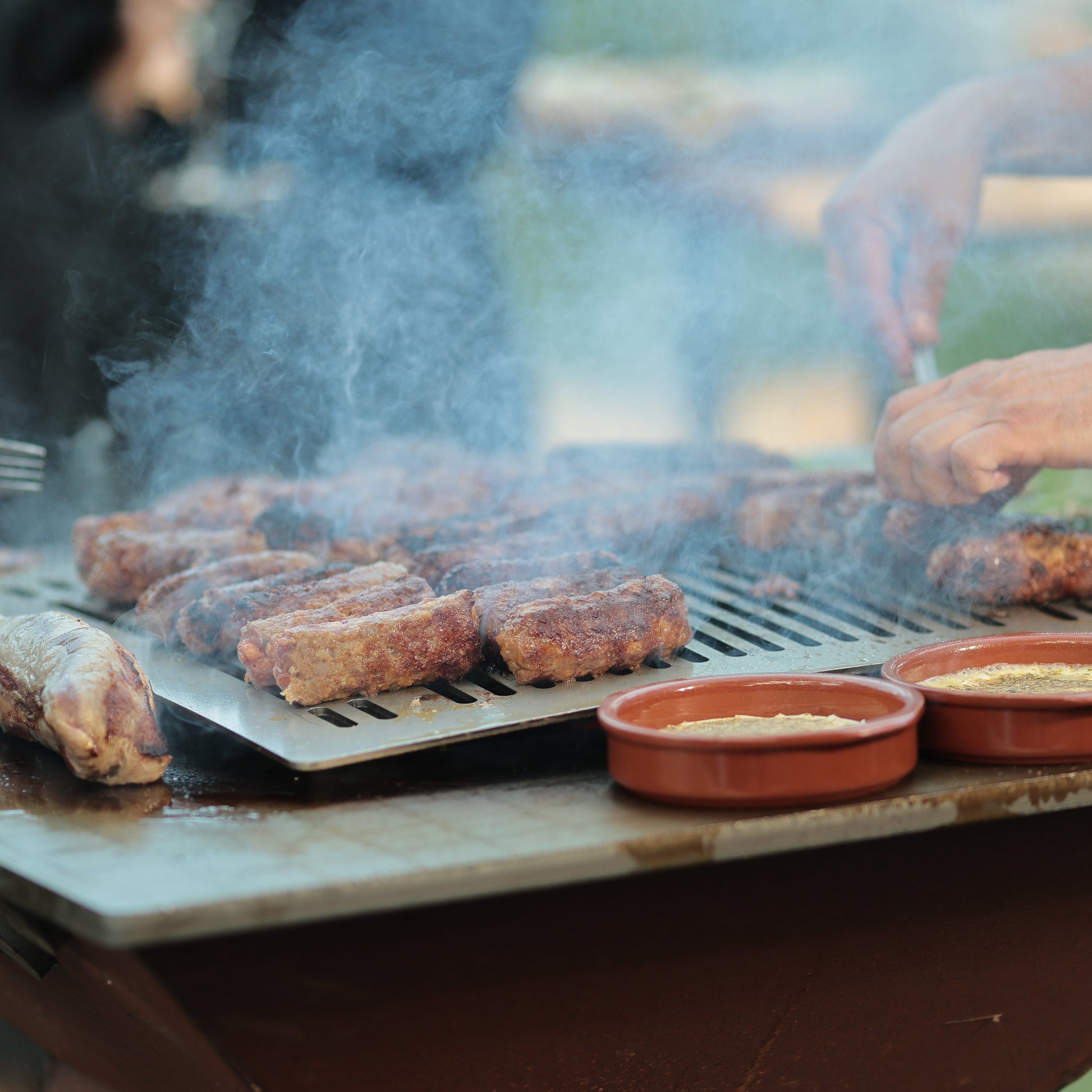 Gratar pe lemne model FOC SI PARA, realizat din otel, ideal pentru gatit si socializare in aer liber, cu husa de protectie inclusa