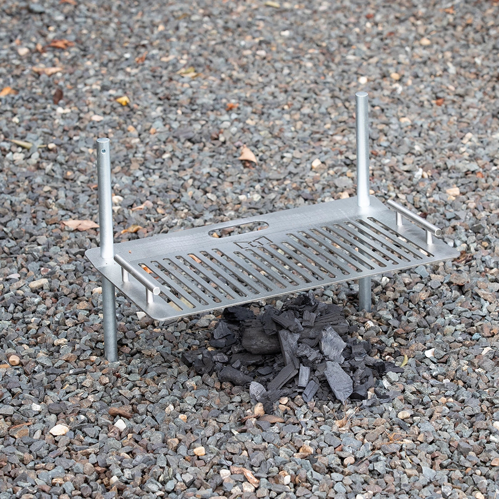 Gratar portabil 1 MAI din otel si inox, cu design compact si suprafata de gatit reglabila