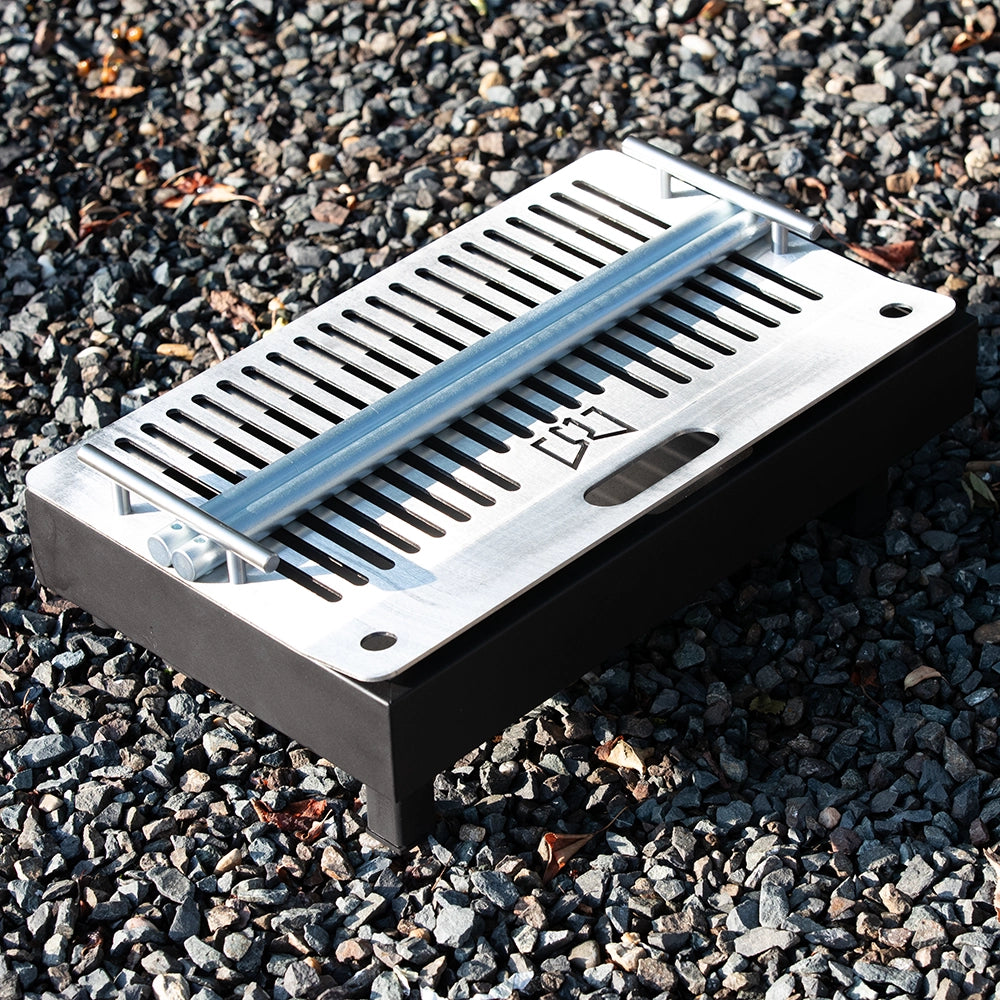 Gratar portabil 1 MAI din otel si inox, cu design compact si suprafata de gatit reglabila