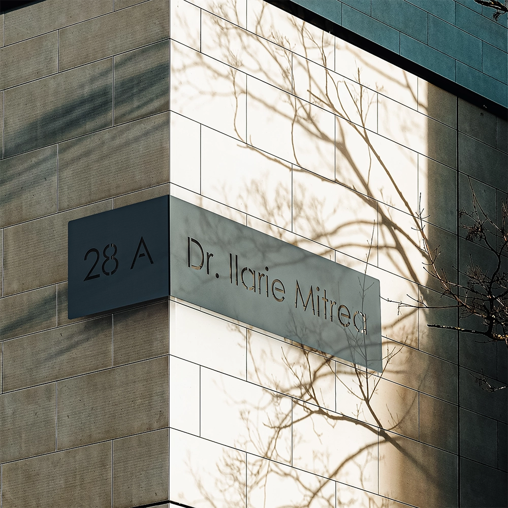 Numar casa N128 vopsit electrostatic din otel, montat pe fatada, cu design modern si font vizibil