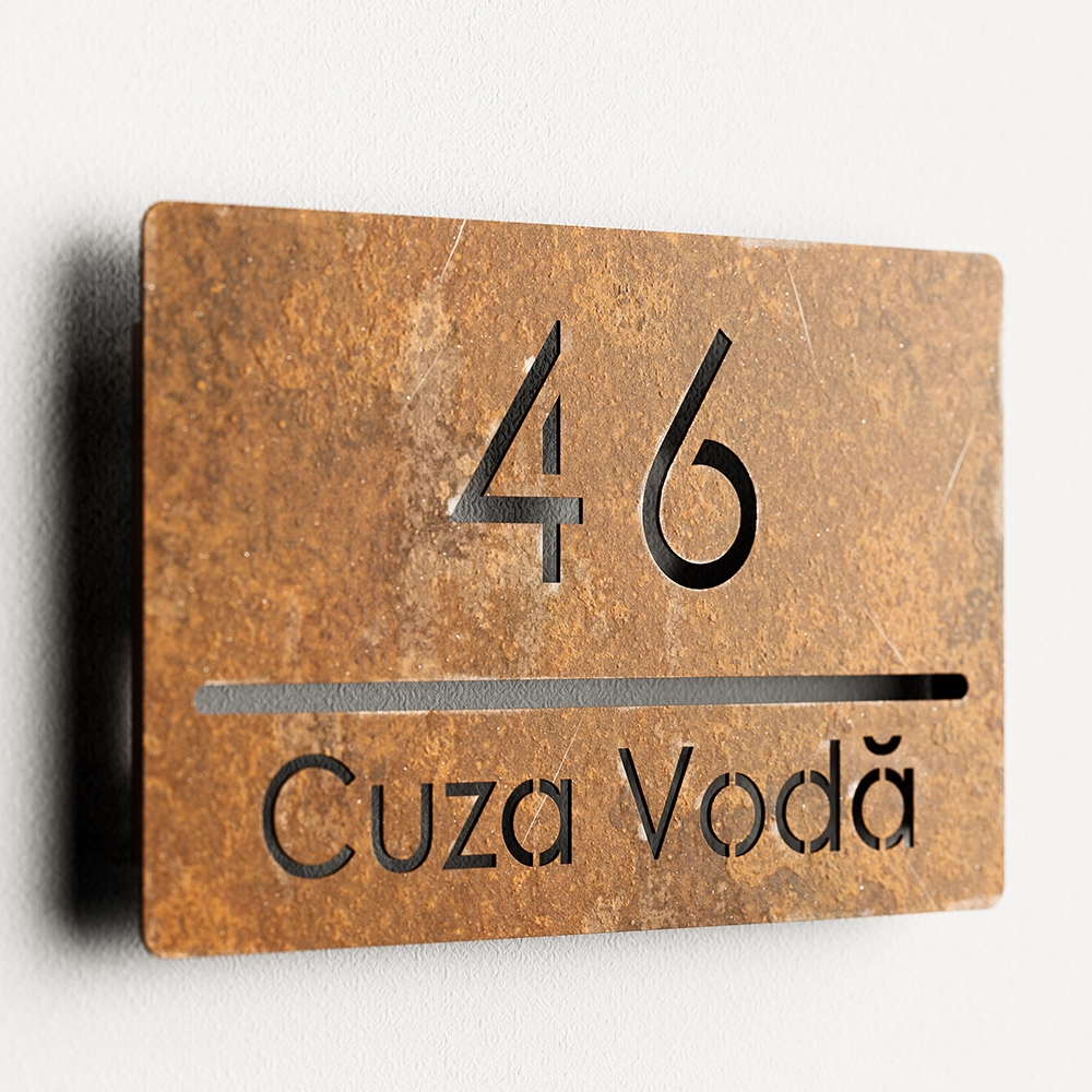 Numar casa N88 din otel CORTEN cu font clar si design minimalist montat pe fatada.