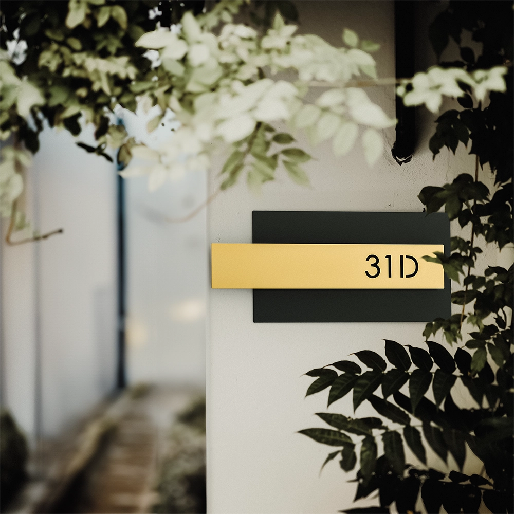 Numar casa N95 din otel vopsit electrostatic cu font clar si design modern pentru exterior