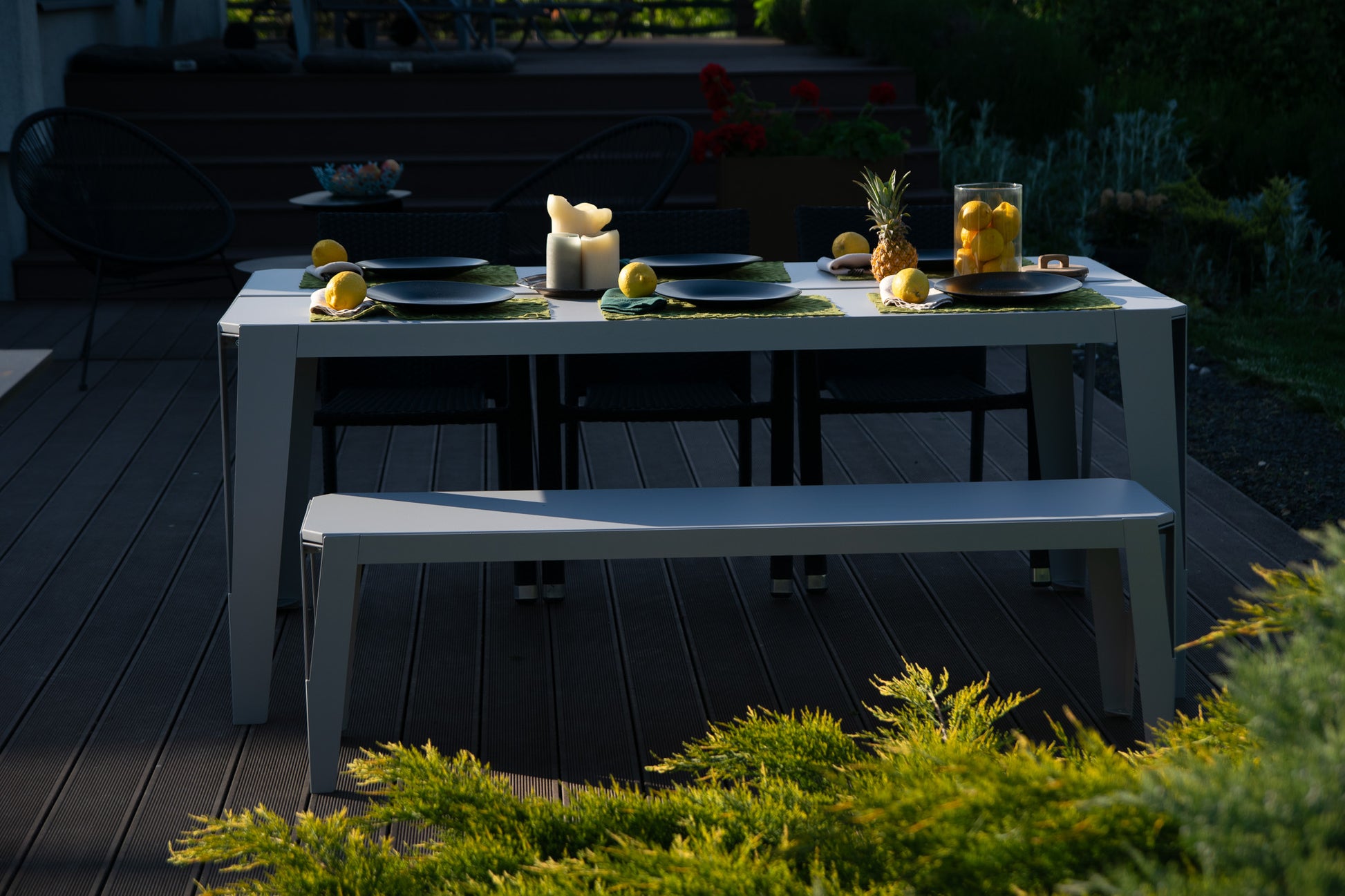 Masă metalică pentru terasă model SPIC, colorată și rezistentă, ideală pentru grădină, balcon sau zone exterioare, cu design inspirat din spicul de grâu.