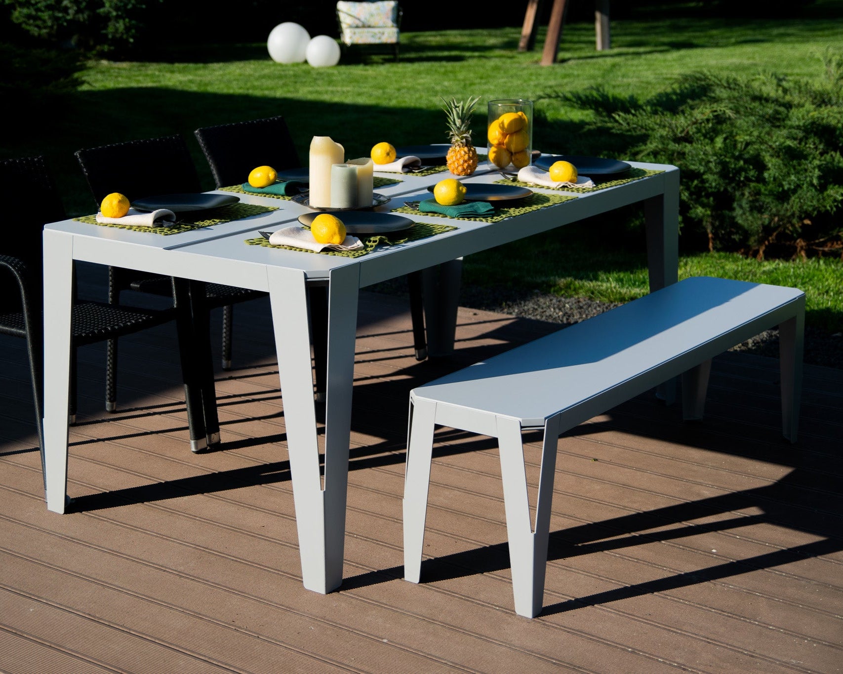 Masă metalică pentru terasă model SPIC, colorată și rezistentă, ideală pentru grădină, balcon sau zone exterioare, cu design inspirat din spicul de grâu.