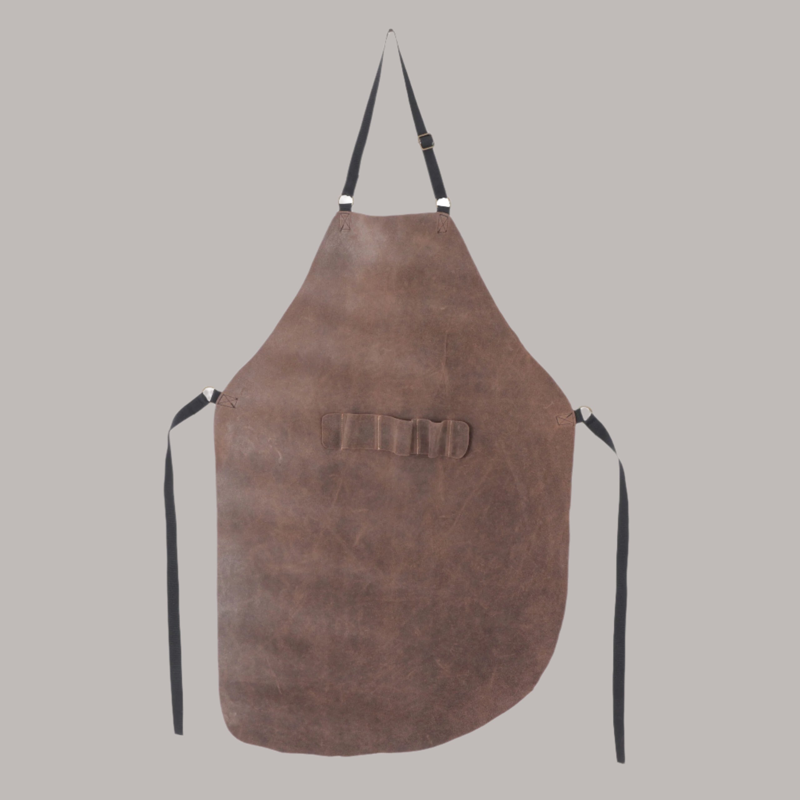 Șorț pentru grătar model BBQ din piele naturală de vită, ajustabil și prevăzut cu suport pentru ustensile, ideal pentru protecție și confort în timpul gătitului.