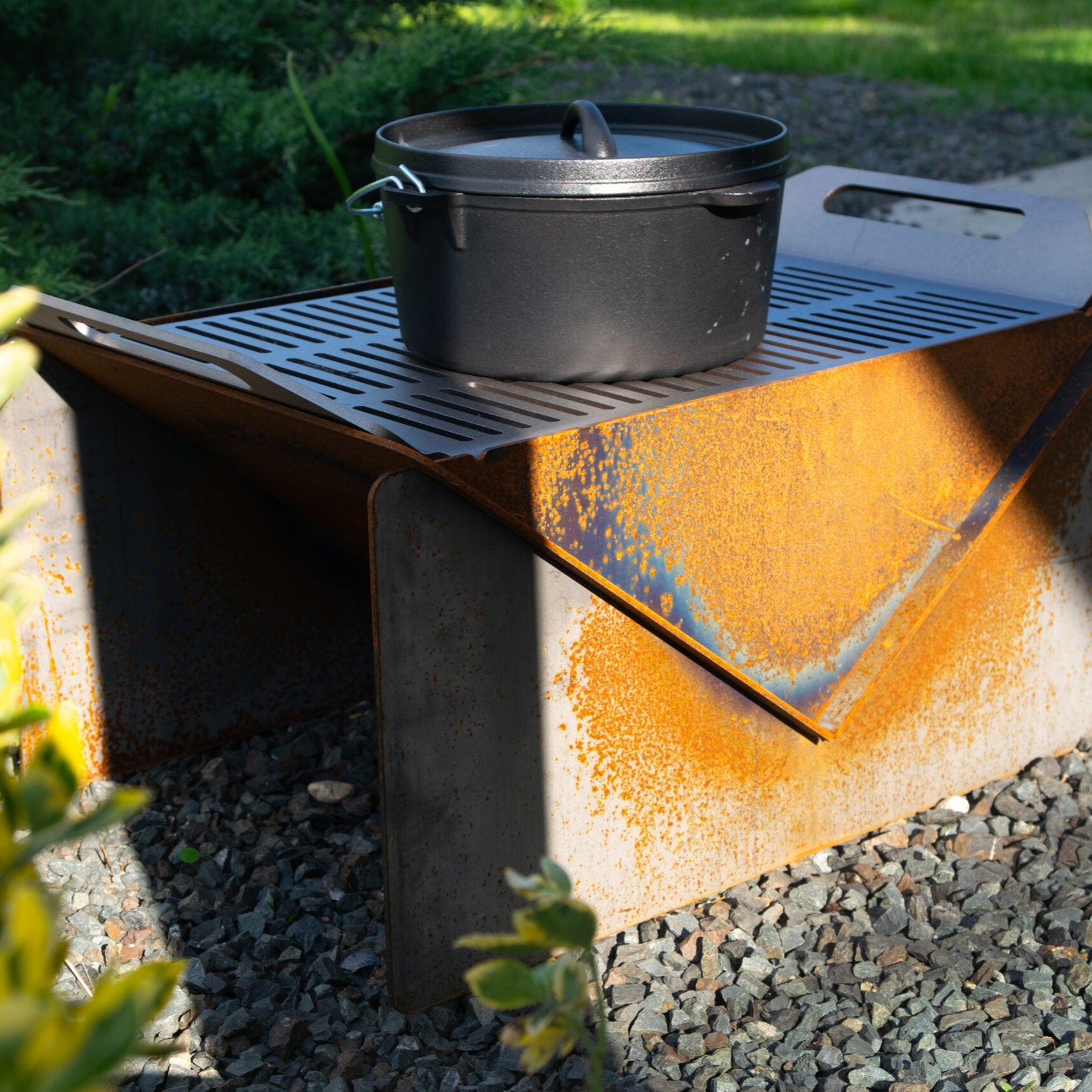 Vatra de foc din otel JAR – ideala pentru gratar, sursa de caldura si relaxare in aer liber, fabricata din materiale rezistente, usor de asamblat si transportat